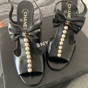 Chanel pearl bow bootie heels size 40